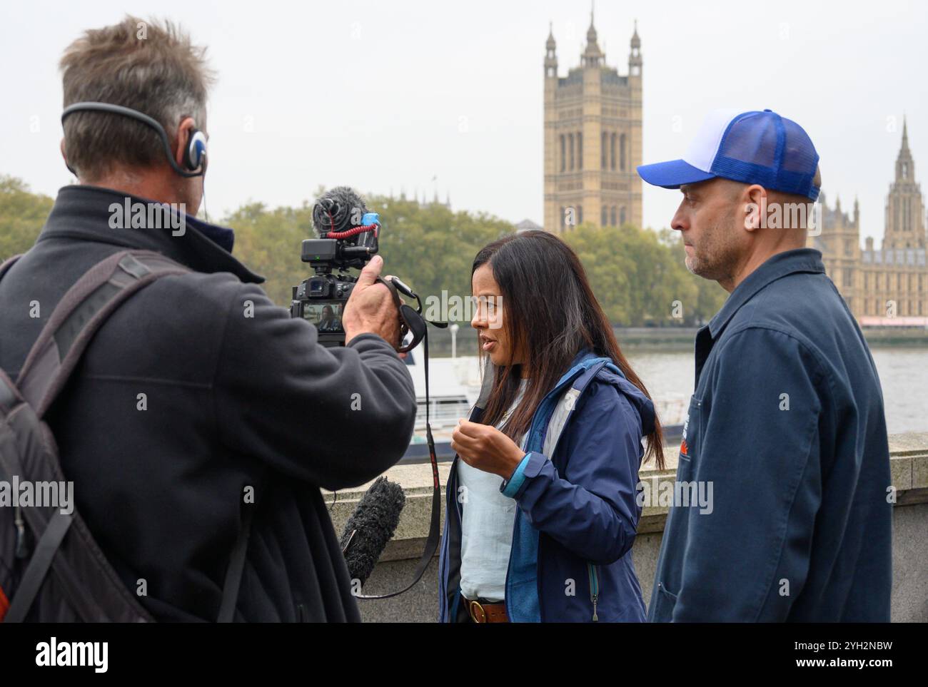 Liz Bonnin (présentatrice animalière TV) et Hugo Tagholm (Oceana UK) interviewés avant la Marche pour l'eau propre, Londres, le 3 novembre 2024 Banque D'Images