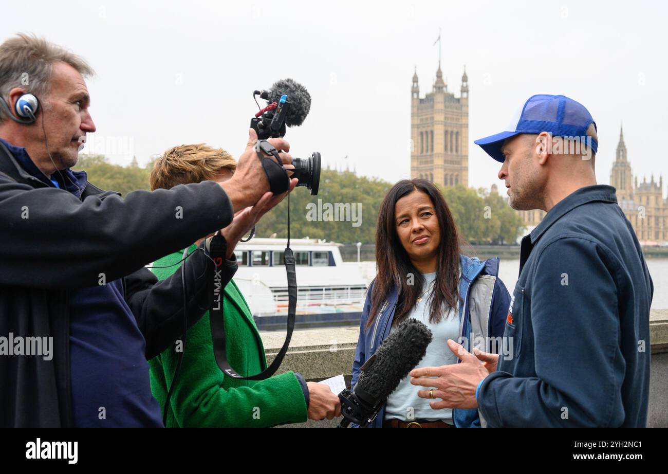 Liz Bonnin (présentatrice animalière TV) et Hugo Tagholm (Oceana UK) interviewés avant la Marche pour l'eau propre, Londres, le 3 novembre 2024 Banque D'Images
