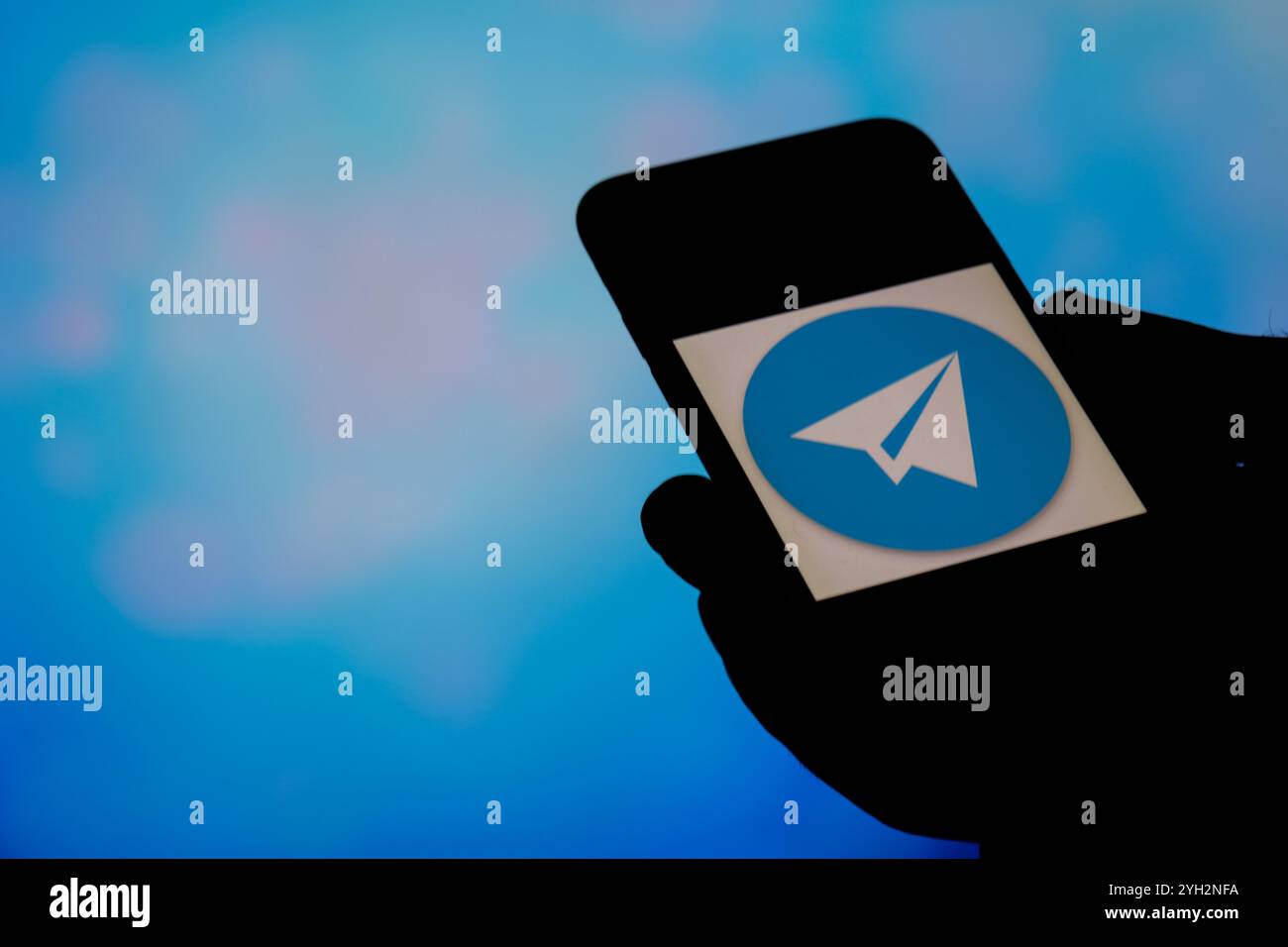 Gaziantep, Turquie. Le plan de papier blanc sur le logo de fond bleu de l'application de messagerie Telegram. Telegram est une plate-forme de messagerie qui fonctionne sur Internet et prétend être l'application de messagerie la plus sécurisée. Depuis son lancement en 2013 par l'entrepreneur russe Pavel Durov, Telegram a constamment gagné en popularité parmi les utilisateurs d'applications de messagerie Banque D'Images