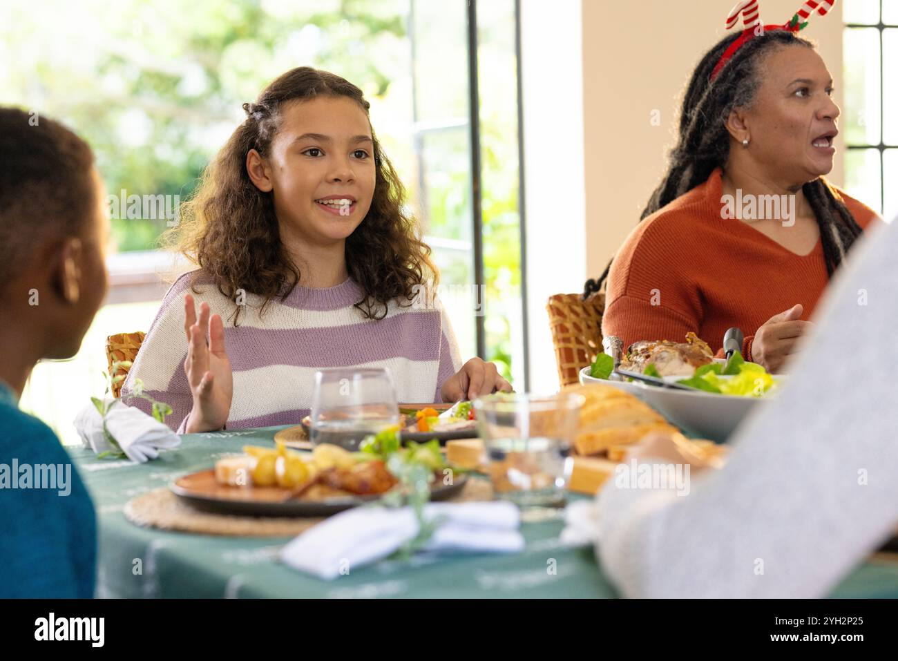 Famille multiraciale profitant d'un repas de fête ensemble, à la maison Banque D'Images