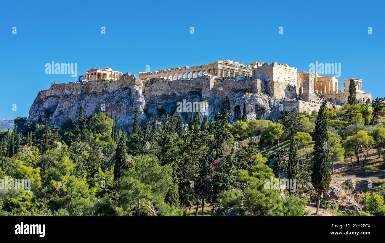 Acropole à Athènes, Grèce. Vue sur la belle colline sur laquelle s'élève l'Acropole. Acropole d'Athènes est le Gr antique le plus frappant et le plus complet Banque D'Images