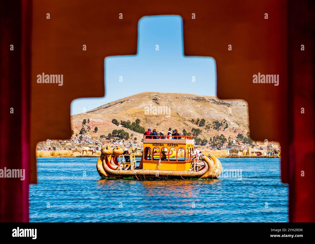Touristes appréciant un voyage magnifique sur le lac Titicaca avec un bateau traditionnel totora, île d'Uros, Puno, Pérou Banque D'Images