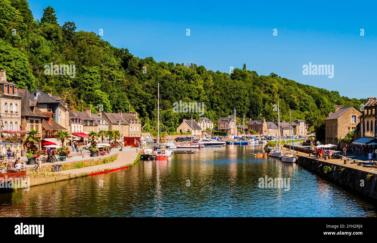Vue pittoresque sur le port de Dinan traversé par la Rance, département des côtes d'Armor, Bretagne, France Banque D'Images