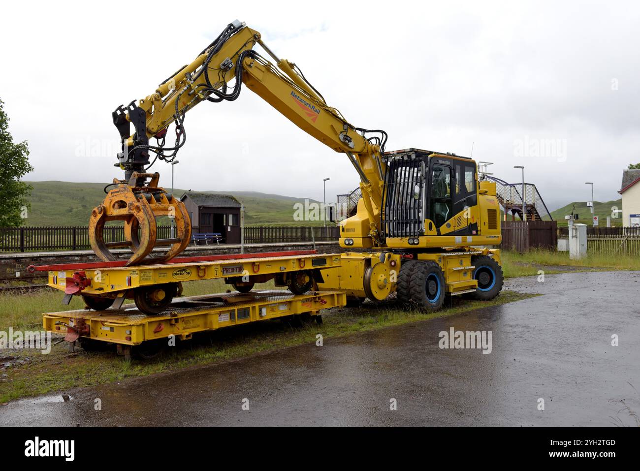 Un véhicule ferroviaire routier à roues Network Rail avec grappin utilisé pour l'entretien des voies, à la gare d'Achnasheen, Highlands, Écosse, juin 2024 Banque D'Images Un véhicule ferroviaire routier à roues Network Rail avec grappin utilisé pour l'entretien des voies, à la gare d'Achnasheen, Highlands, Écosse, juin 2024 Banque D'Images