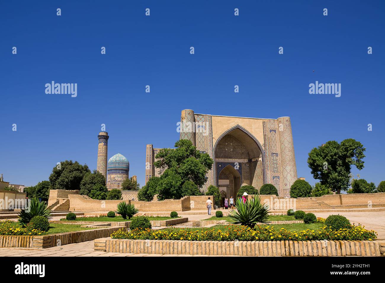 Samarkand, Ouzbékistan - 06 juillet 2024 : vue sur le mausolée de Bibi-Khanym avec portail et jardin Banque D'Images