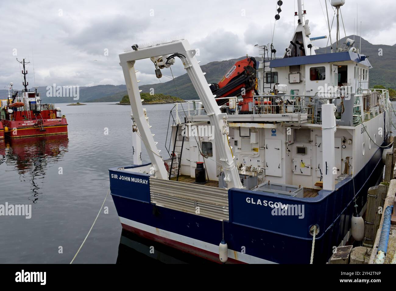Bateaux de pêche amarrés dans le port de Kyle of Lochalsh, Écosse, juin 2024 Banque D'Images
