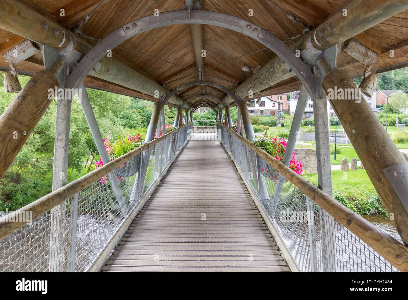 Pont en bois passerelle sur L'Ourthe à la Roche-en-Ardenne, Belgique Banque D'Images