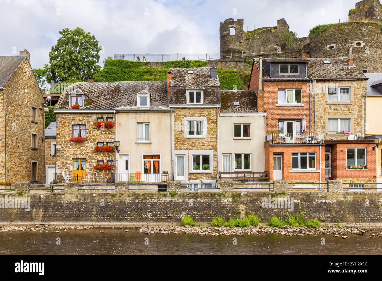 Maisons anciennes sur le quai à la Roche-en-Ardenne, Belgique Banque D'Images