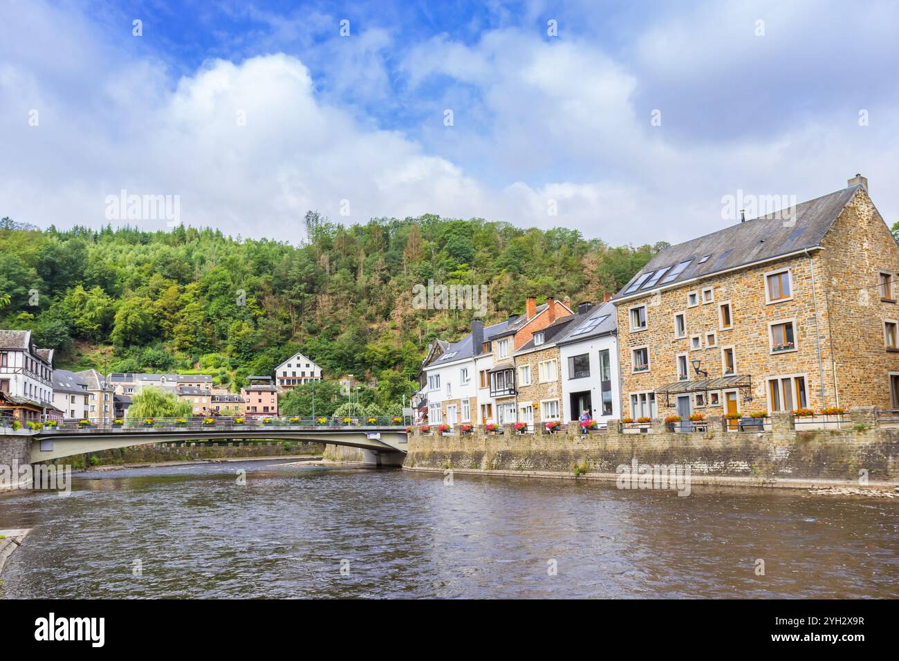 Maisons historiques au pont sur la rivière à la Roche-en-Ardenne, Belgique Banque D'Images