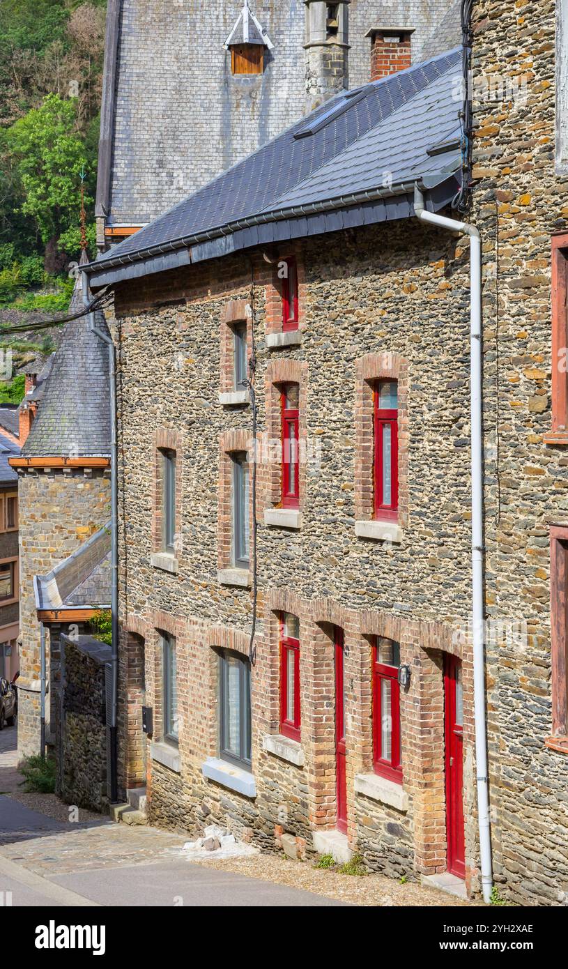 Vieilles maisons en pierre dans une rue escarpée de la Roche-en-Ardenne, Belgique Banque D'Images