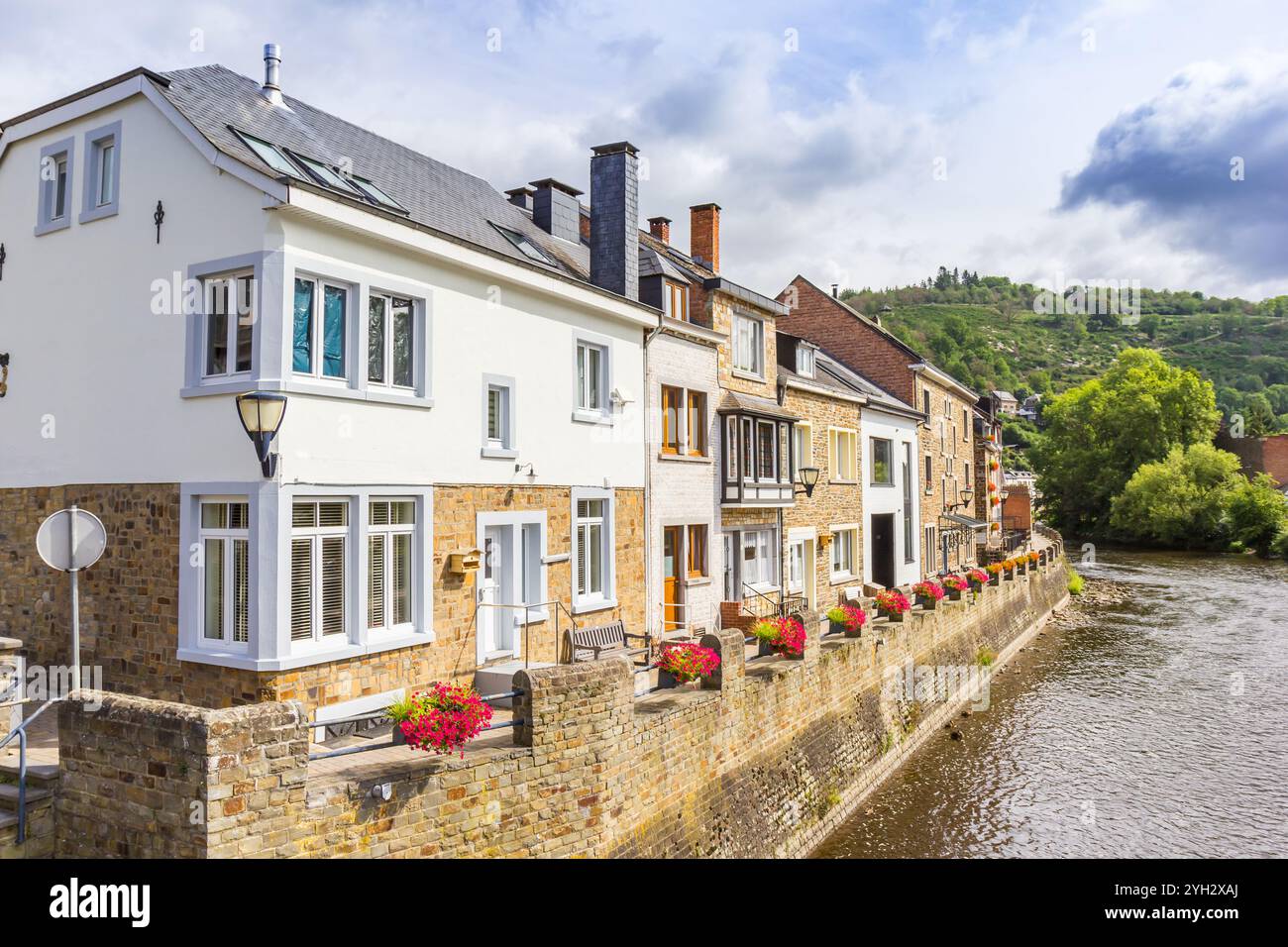 Maisons anciennes au bord de la rivière Ourthe à la Roche-en-Ardenne, Belgique Banque D'Images