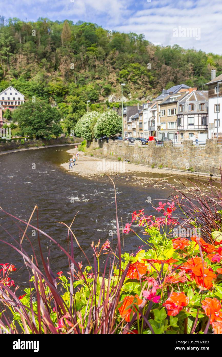 Fleurs sur le pont du riverbend à la Roche-en-Ardenne, Belgique Banque D'Images