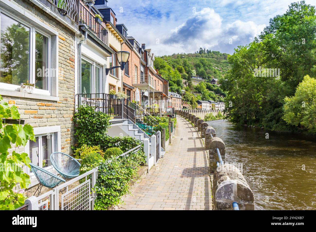 Sentier de randonnée sur la promenade de la rivière à la Roche-en-Ardenne, Belgique Banque D'Images