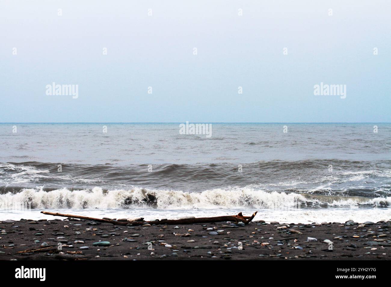 Serene Seashore avec Rolling Waves Banque D'Images