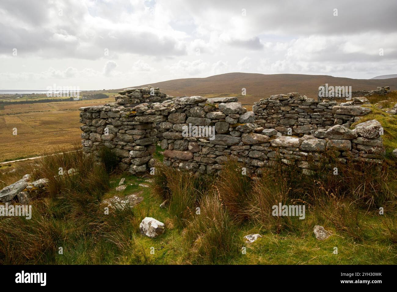 ruines de mur de pierre d'une maison dans slievemore village déserté achill île, comté mayo, république d'irlande Banque D'Images