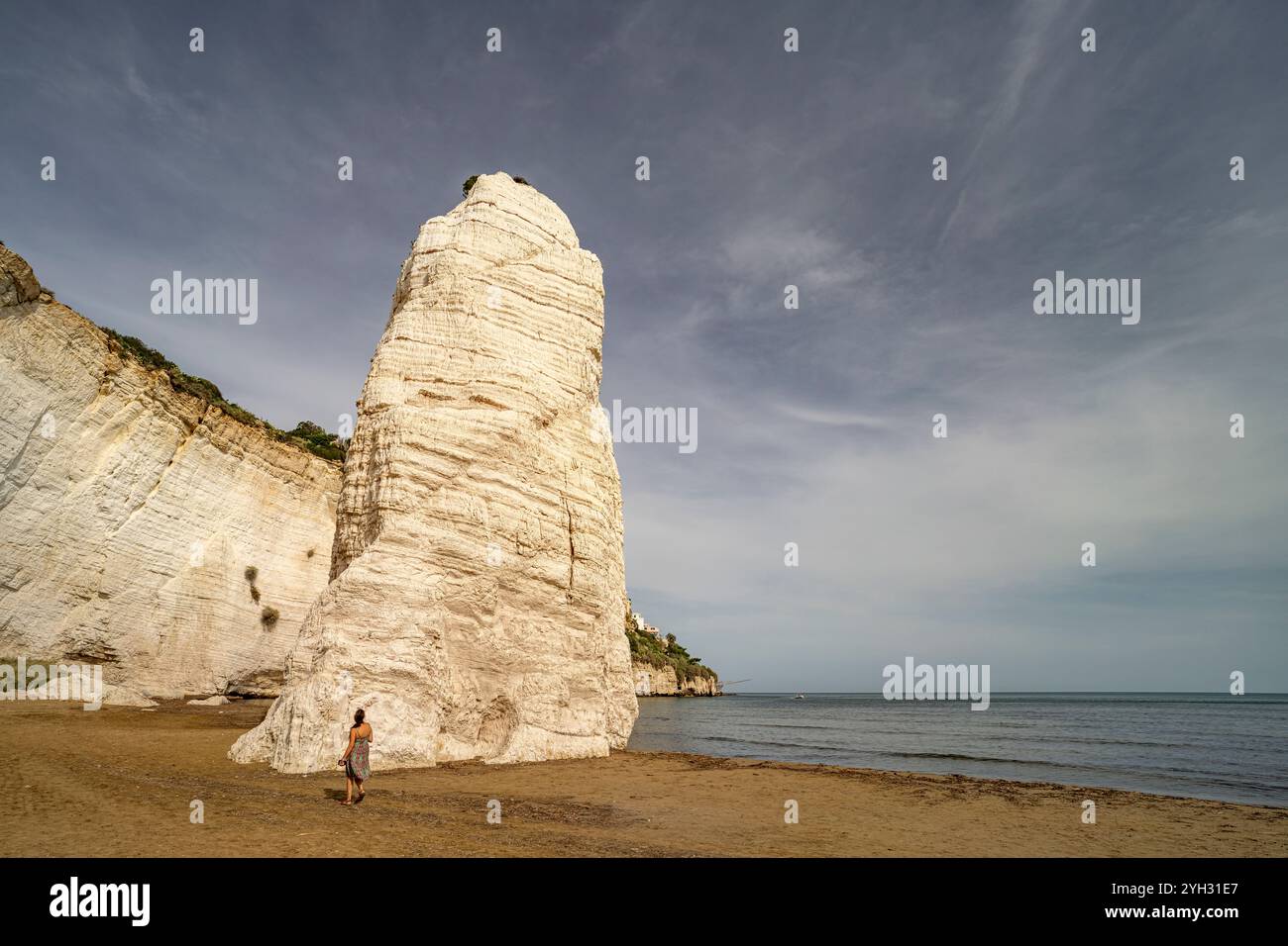 Felsen Pizzomunno am Strand Spiaggia di Castello in Vieste, Gargano, Apulien, Italien, Europa | Monolite Pizzomunno at Spiaggia di Castello Beach in Banque D'Images