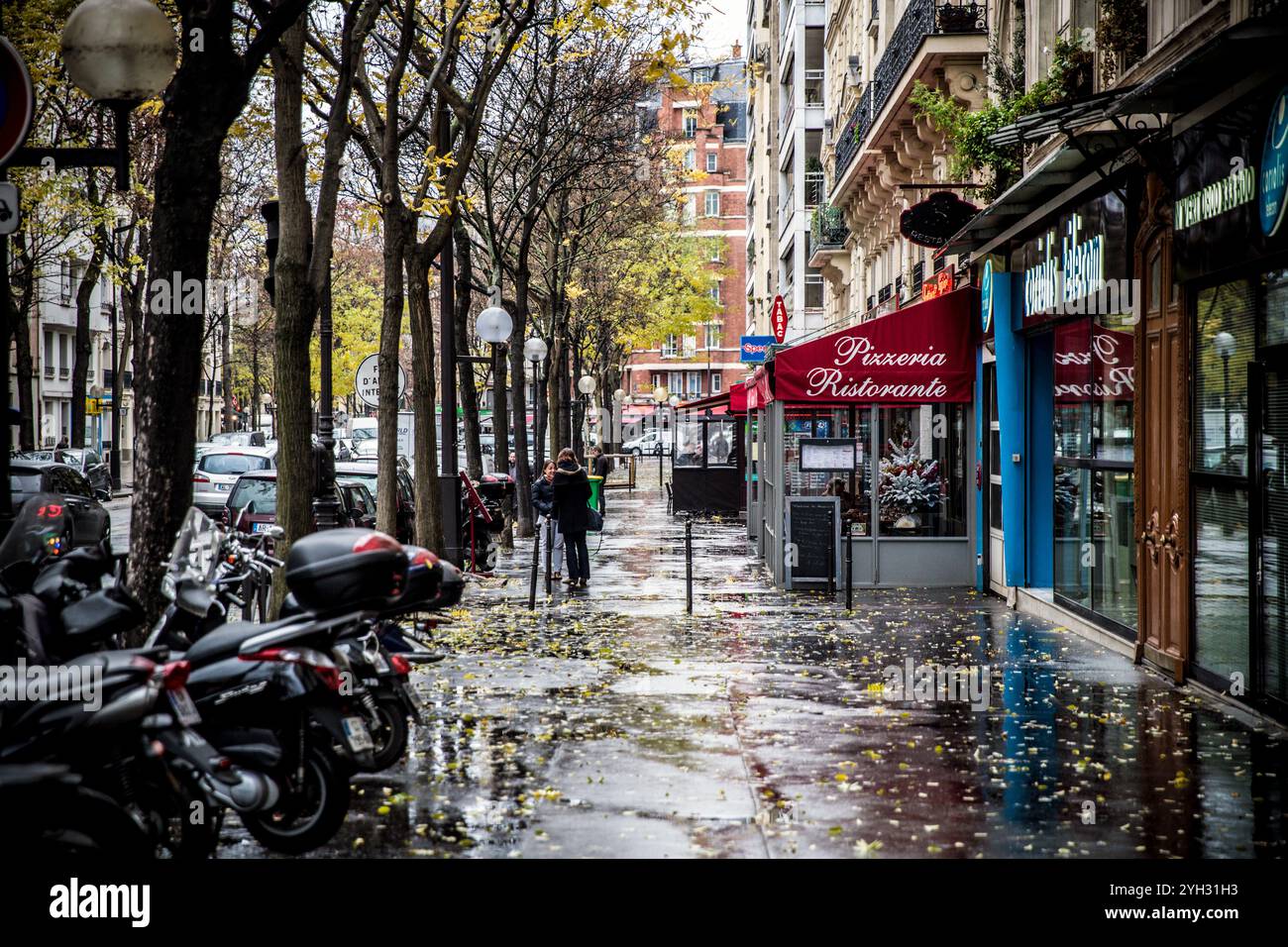 Rues pluvieuses de Paris à Montmartre Banque D'Images