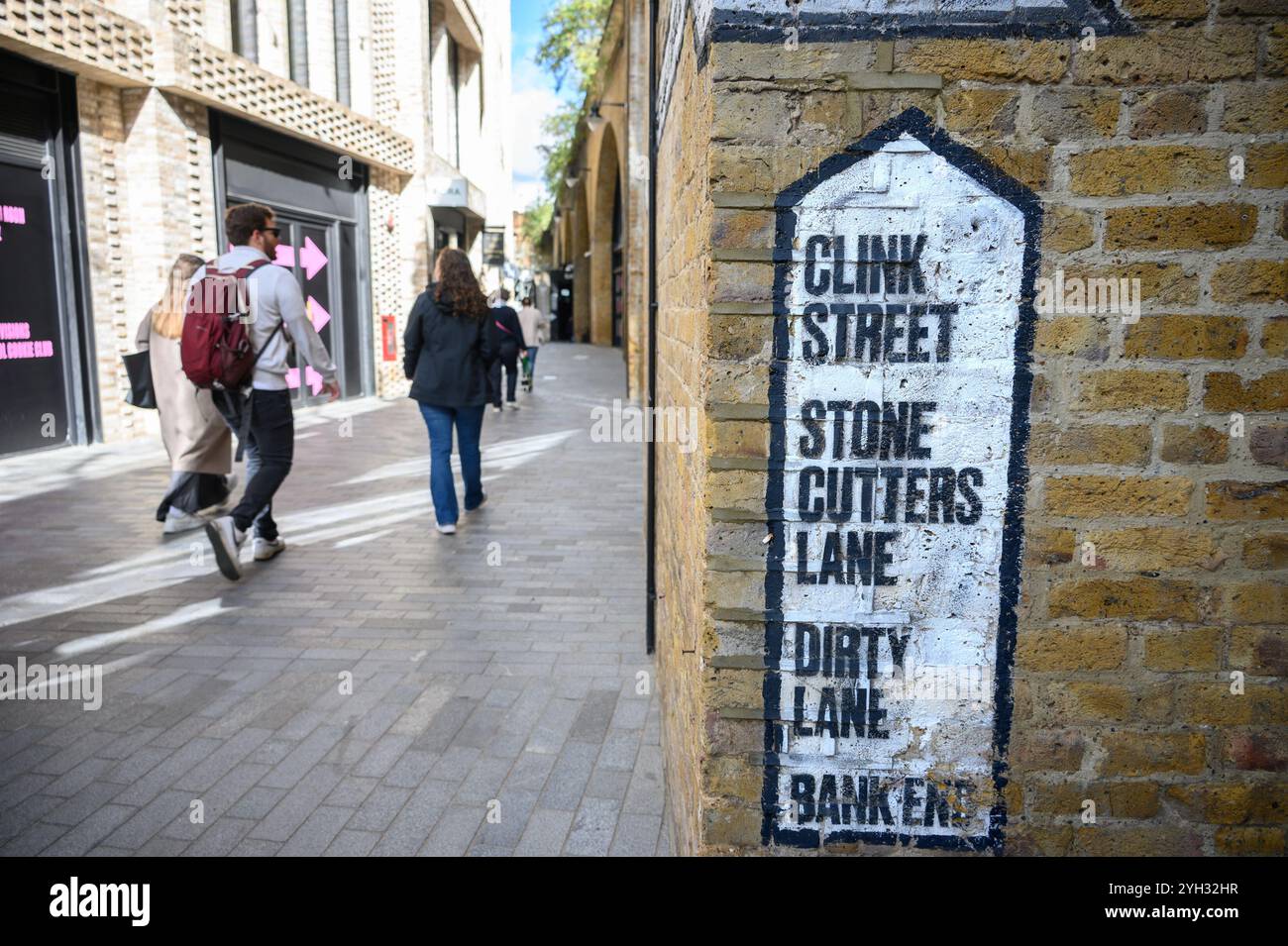 Londres, Royaume-Uni. Panneau peint à Southwark montrant le chemin vers Clink Street, Stone Cutters Lane, Dirty Lane et Bank End Banque D'Images