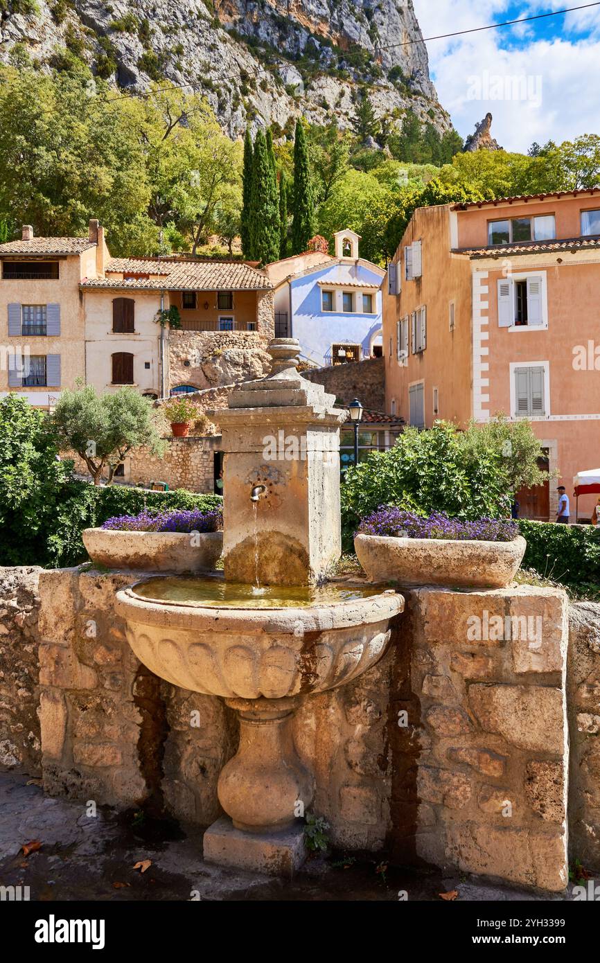 Vue sur le village provençal de Moustiers Sainte Marie dans la région Provence-Alpes-Côte d'Azur du sud-est de la France. Banque D'Images