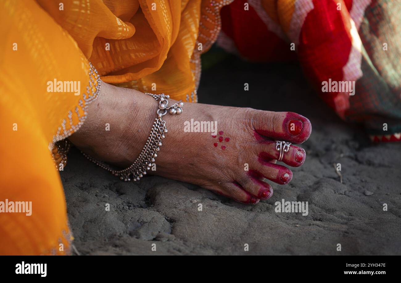 Les dévots hindous exécutent des rituels alors qu'ils offrent des prières au Dieu Soleil dans la rive de la rivière Brahmapoutre à l'occasion du festival 'Chhath Puja' Banque D'Images