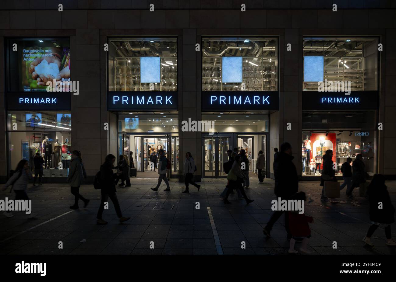 Prise de vue nocturne, passants, zone piétonne, shopping, Primark Brand Store, logo, chaîne de grands magasins, boutique, succursale Koenigsstrasse, Stuttgart, Baden- Banque D'Images