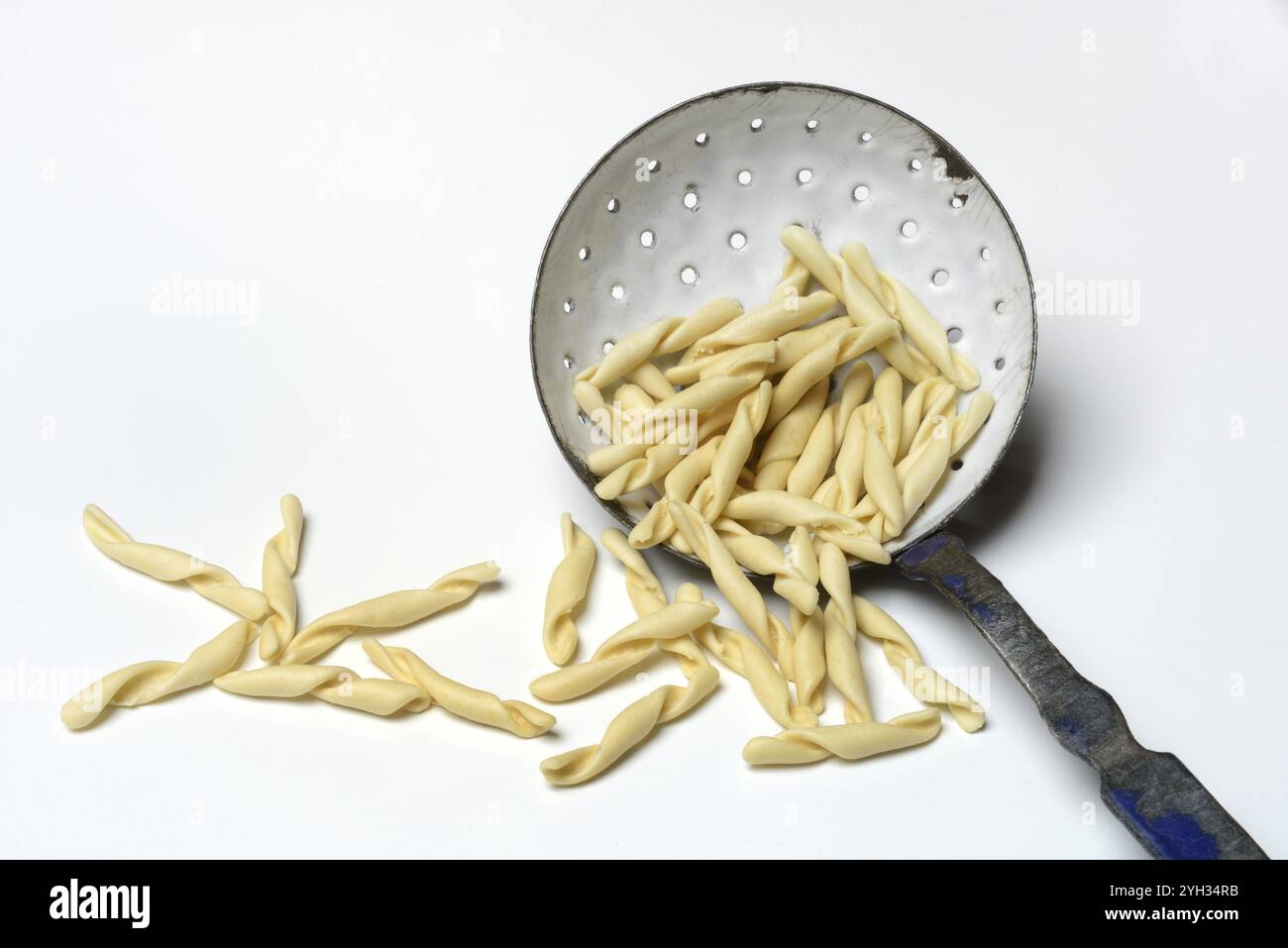 Strozzapreti, pâtes italiennes crues au tamis, Italie, Europe Banque D'Images