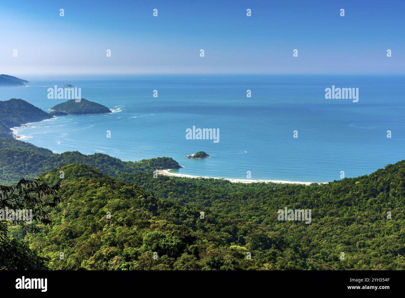 Arrivée à la plage de Castelhanos à Ilhabela via un sentier à travers la forêt avec la mer juste en dessous, Ilhabela, Sao Paulo, Brésil, Amérique du Sud Banque D'Images Arrivée à la plage de Castelhanos à Ilhabela via un sentier à travers la forêt avec la mer juste en dessous, Ilhabela, Sao Paulo, Brésil, Amérique du Sud Banque D'Images