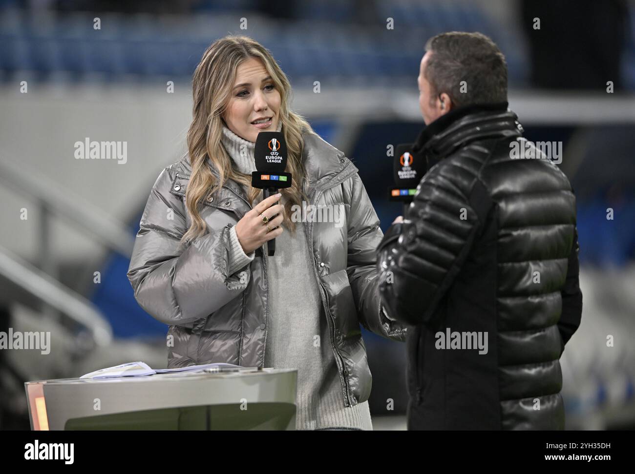 Laura Papendick, présentatrice de RTL, dans une interview, microphone, microphone, logo, avec Lothar Matthaeus, spécialiste de la télévision, Europa League, PreZero Arena, Sinsheim, Banque D'Images