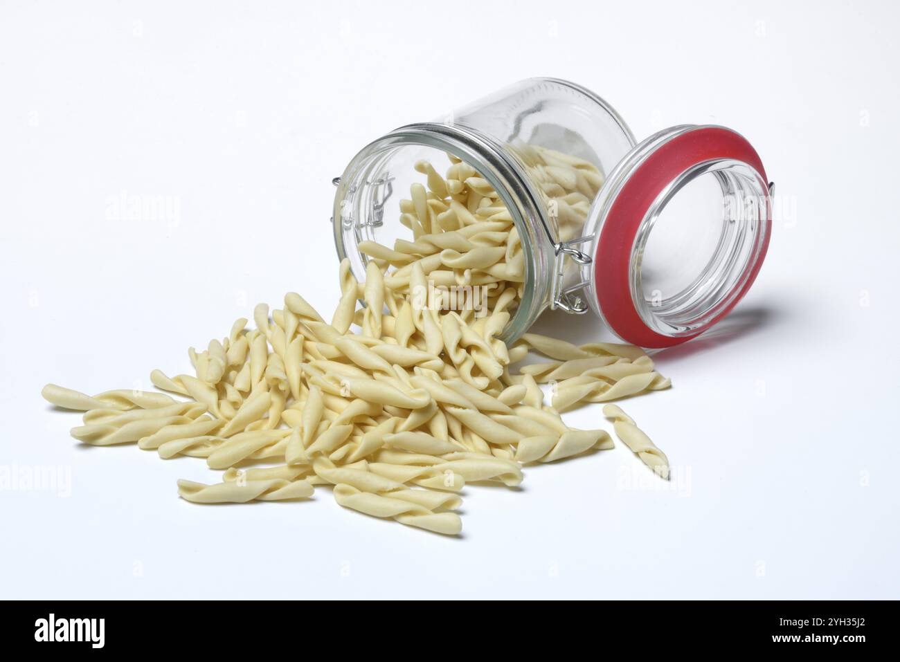 Strozzapreti, pâtes italiennes dans des récipients en verre, Italie, Europe Banque D'Images