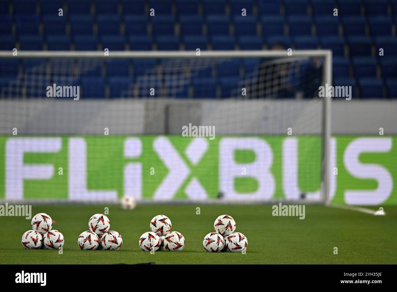 Adidas Derbystar balles de match reposent sur l'herbe devant le périmètre de publicité FLIXBUS, logo, Europa League, PreZero Arena, Sinsheim, Bade-Wuertemberg Banque D'Images
