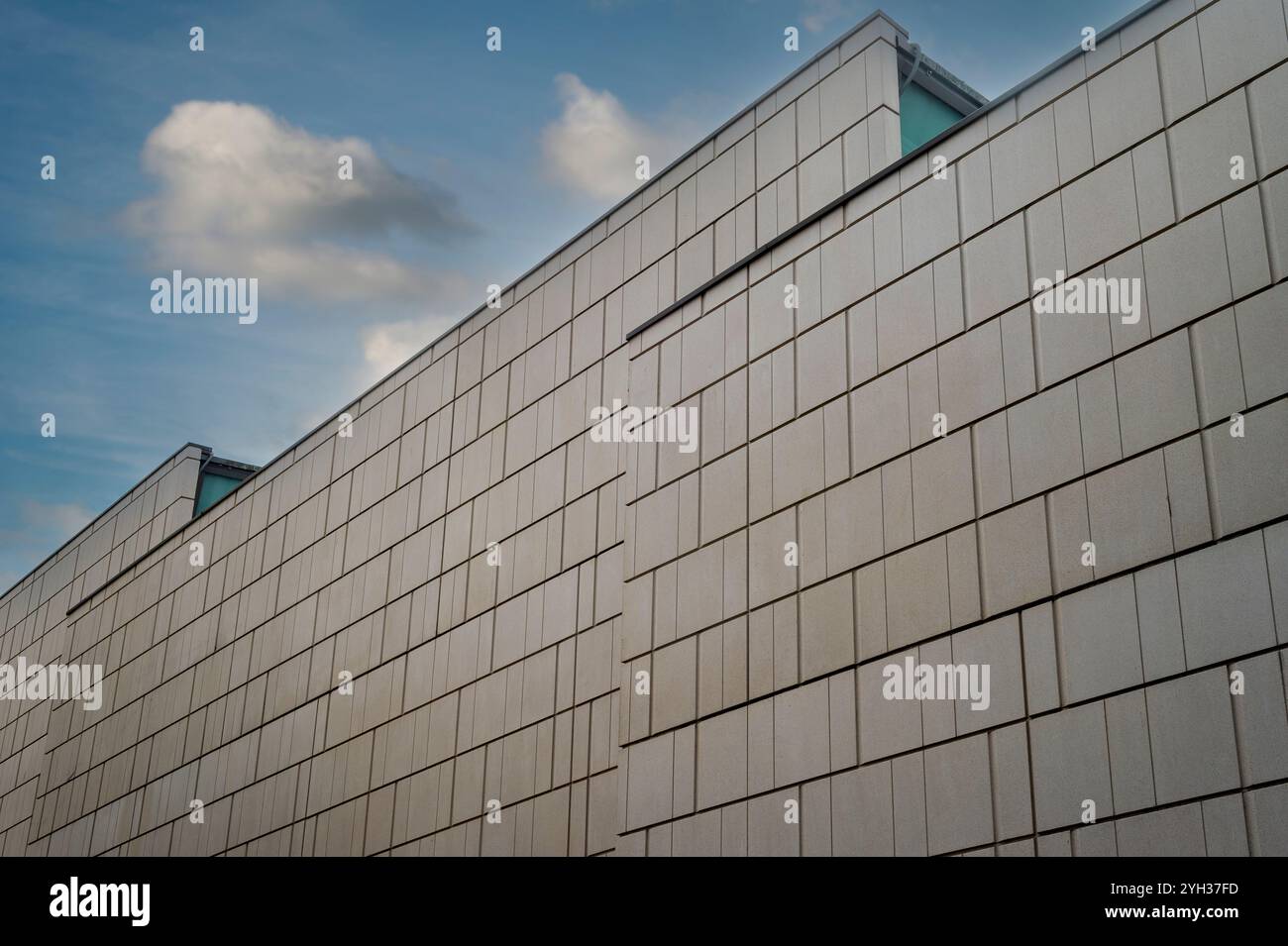 Façade d'un bâtiment moderne en béton Banque D'Images
