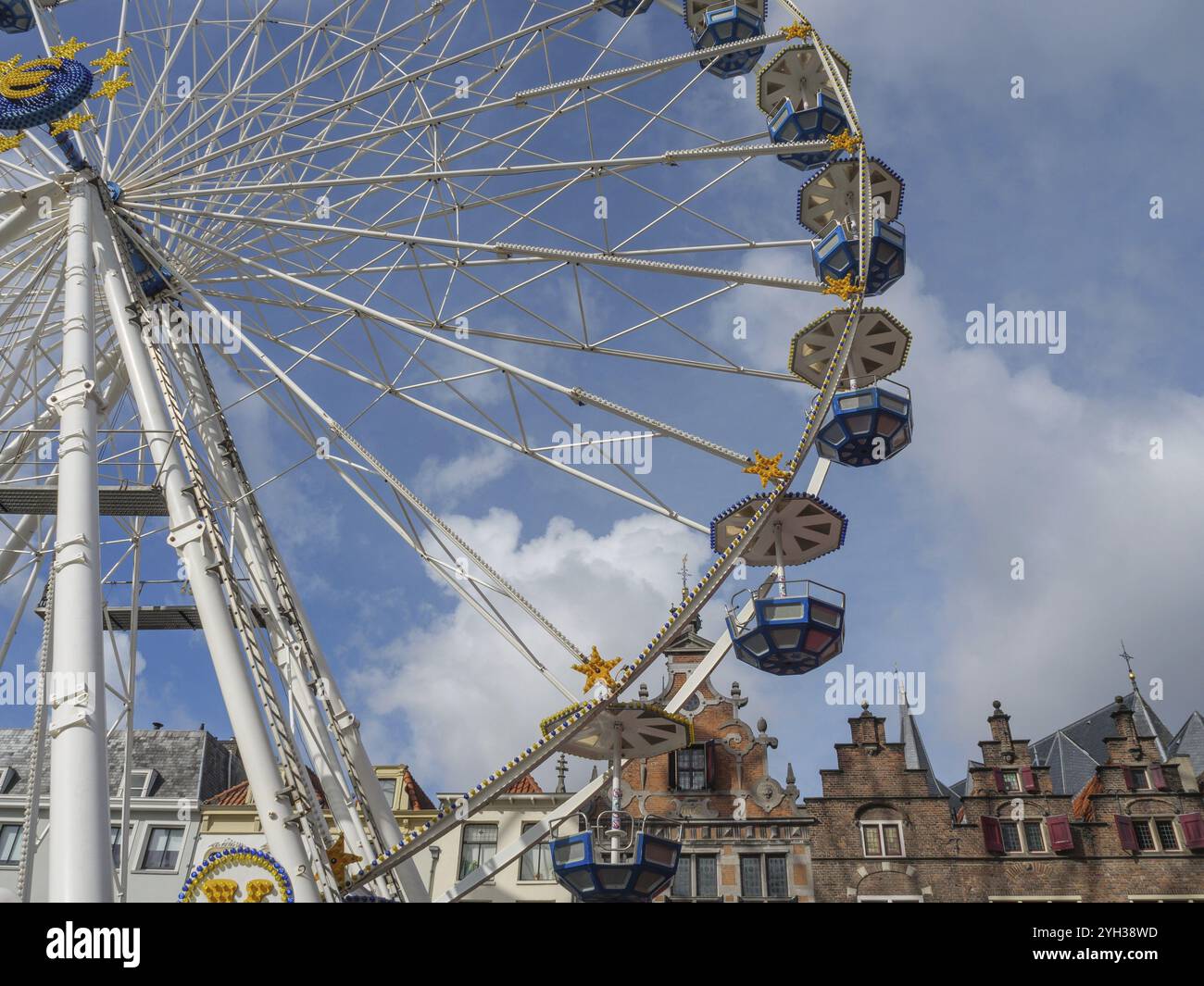 Grandes tours de roue sur les pignons de toit historiques d'une ville, nimègue, gueldre, pays-bas Banque D'Images