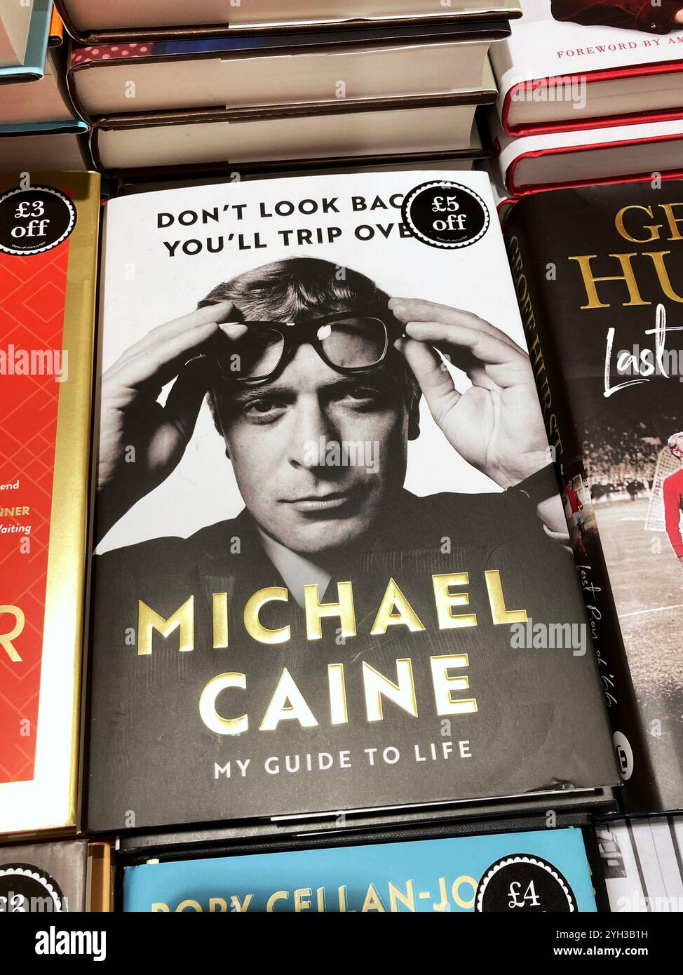 Biographie de l'acteur Michael Caine, Don't look Back You'll Trip Over, My Guide to Life, dans une librairie Banque D'Images