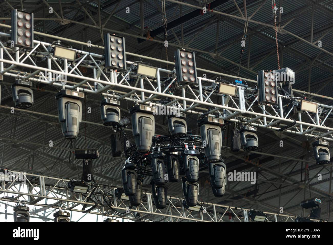 Conception de projecteurs suspendus au plafond de la scène lors d'un festival de musique Banque D'Images