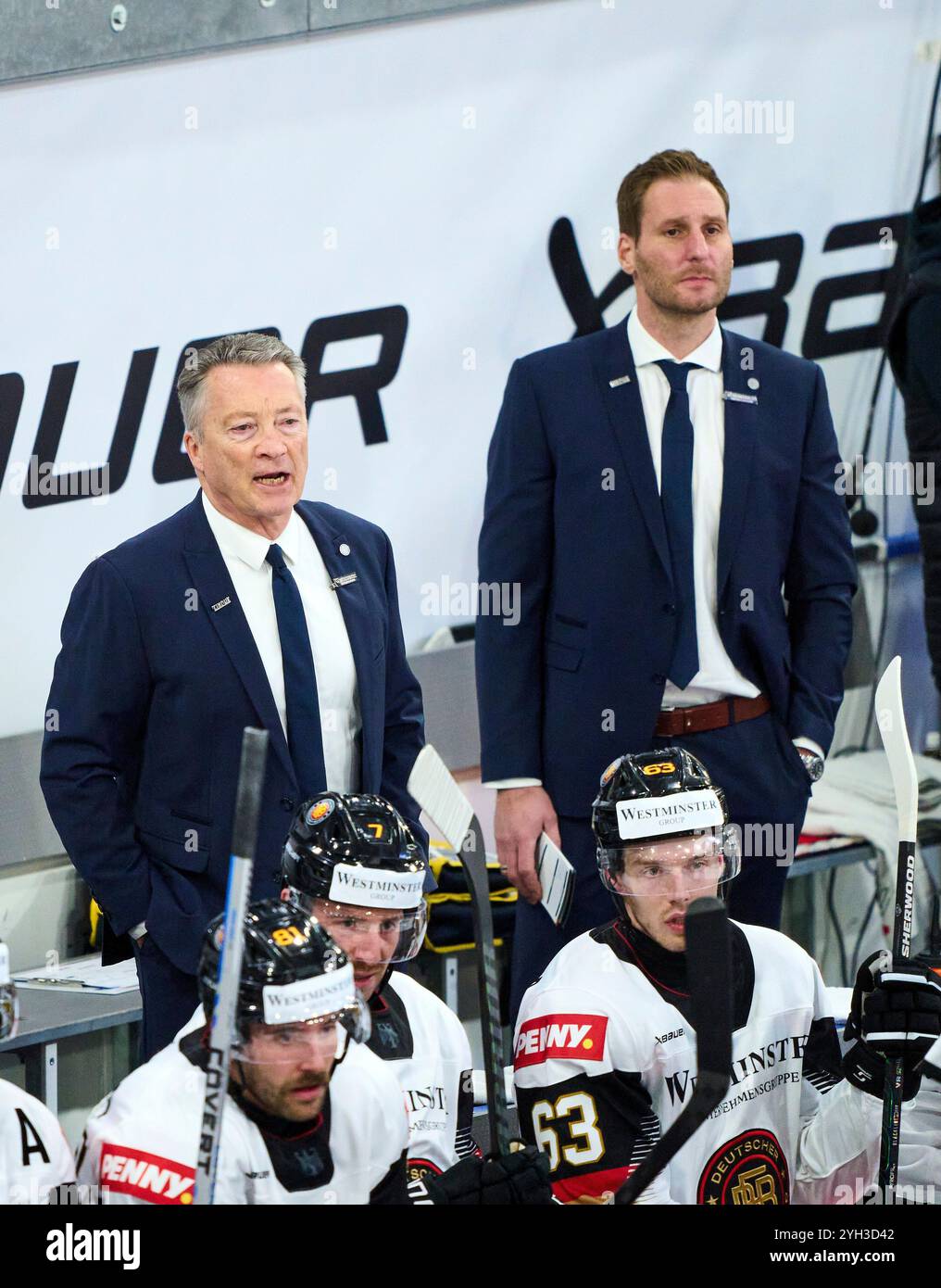 Landshut, Allemagne. 07 novembre 2024. Harold Kreis DEB entraîneur national de l'Allemagne, entraîneur principal, manager de l'équipe, Bundestrainer, Andre Rankel au match ALLEMAGNE - DANEMARK 5-6 N.P. DEB COUPE DEUTSCHLAND DE HOCKEY SUR GLACE à Landshut, Allemagne, 7 novembre 2024, saison 2024/2025. Photographe : ddp images/STAR-images crédit : ddp Media GmbH/Alamy Live News Banque D'Images