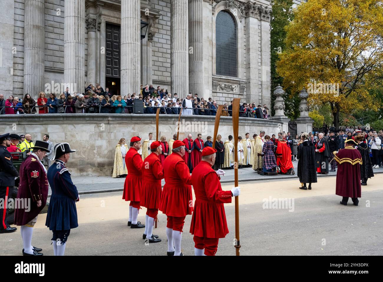 Londres, Royaume-Uni. 9 novembre 2024. Alastair King DL, nouvellement élu, arrive à la cathédrale Saint-Paul et reçoit une bénédiction en tant que 696e Lord Maire de la ville de Londres lors du Lord Mayor's Show, la plus ancienne et la plus grandiose procession civique du monde, un événement qui remonte au début du XIIIe siècle lorsque le roi Jean a accordé que la ville de Londres pourrait nommer son propre maire. Il fait son chemin de la ville à Westminster lointain pour jurer loyauté envers la Couronne. Credit : Stephen Chung / Alamy Live News Banque D'Images