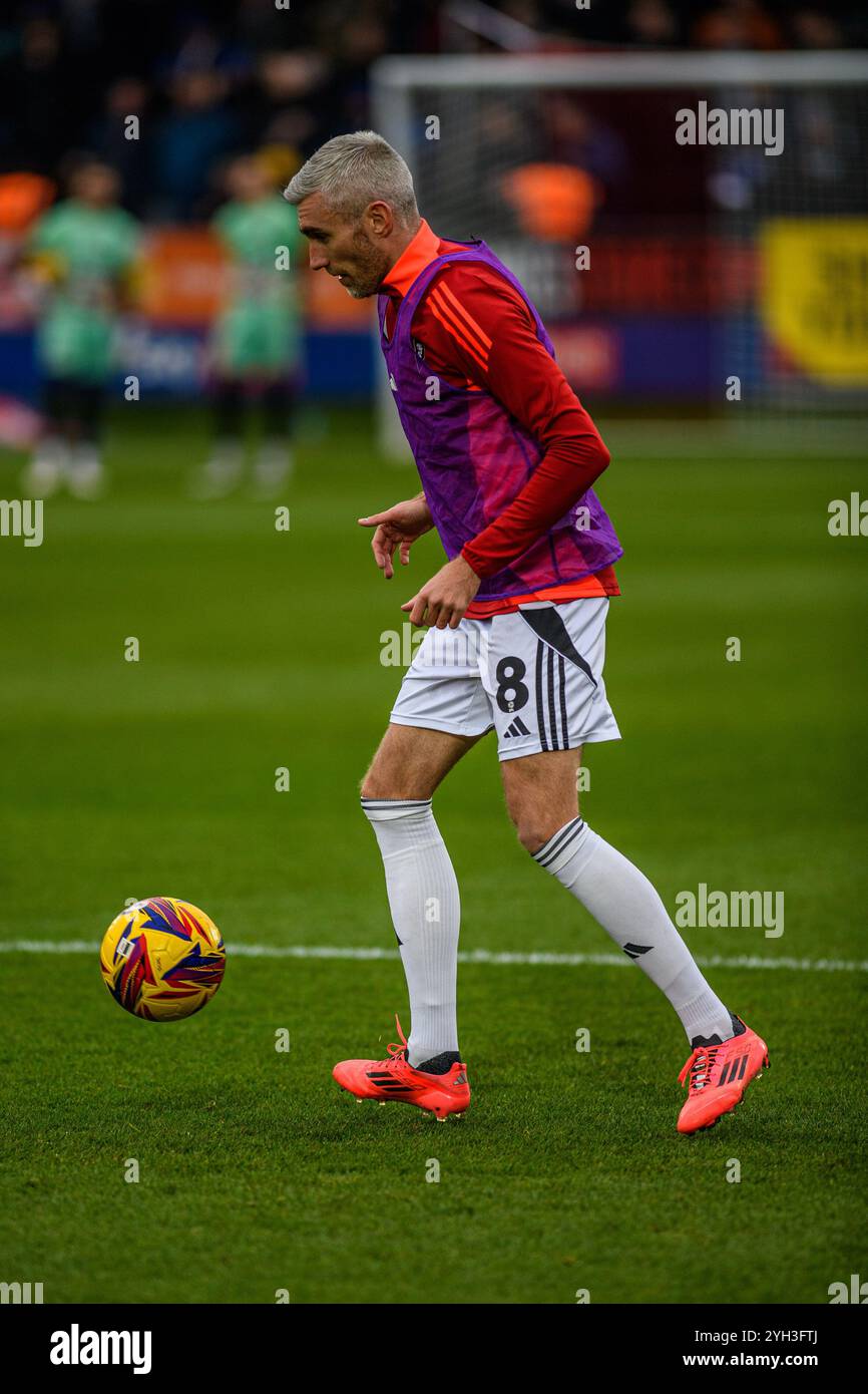 Matty Lund du Salford City FC en échauffement lors du match de Sky Bet League 2 entre Salford City et Carlisle United au Peninsula Stadium, Salford, samedi 9 novembre 2024. (Photo : Ian Charles | mi News) crédit : MI News & Sport /Alamy Live News Banque D'Images