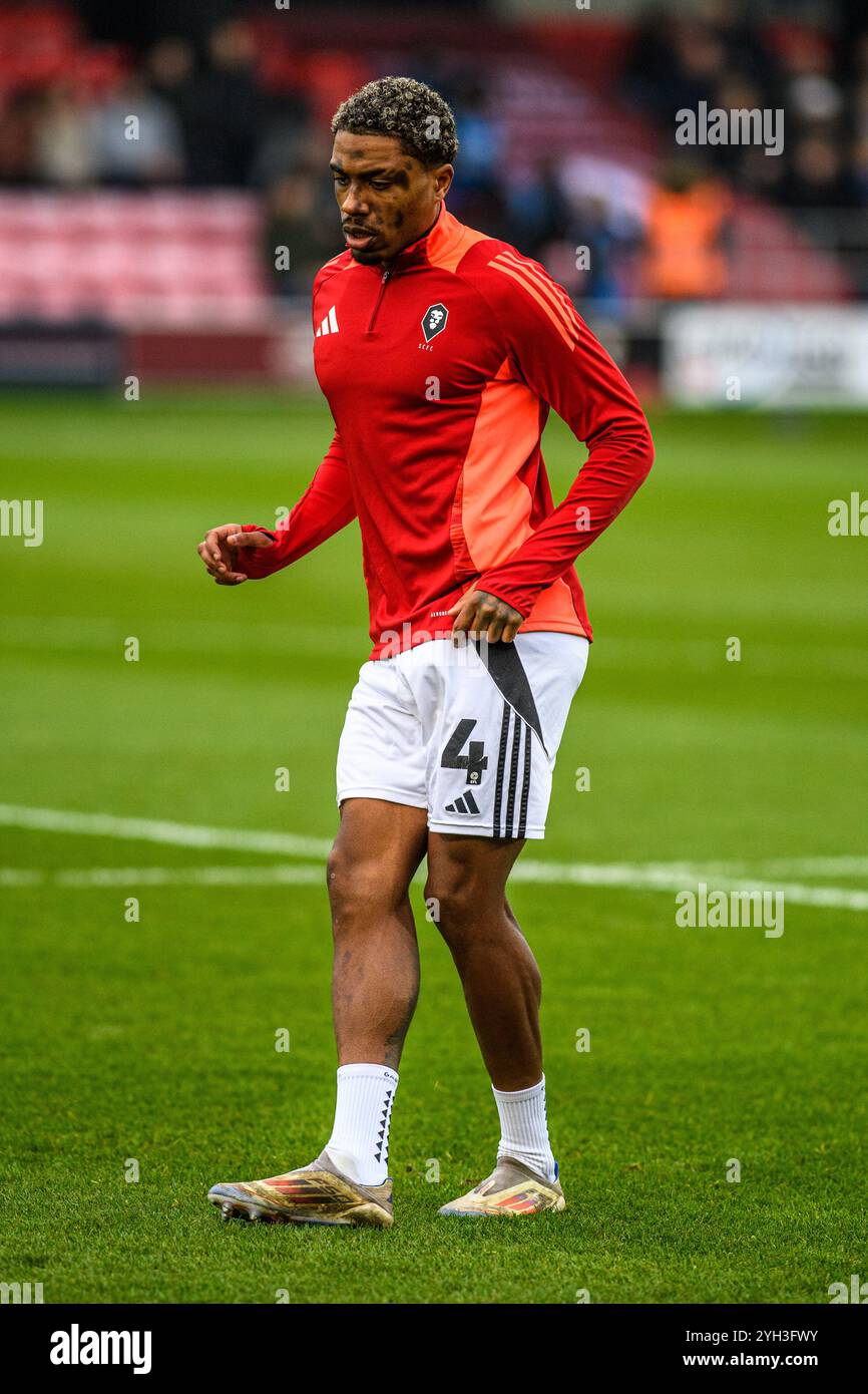 Ossama Ashley du Salford City FC en échauffement lors du match de Sky Bet League 2 entre Salford City et Carlisle United au Peninsula Stadium, Salford, samedi 9 novembre 2024. (Photo : Ian Charles | mi News) crédit : MI News & Sport /Alamy Live News Banque D'Images