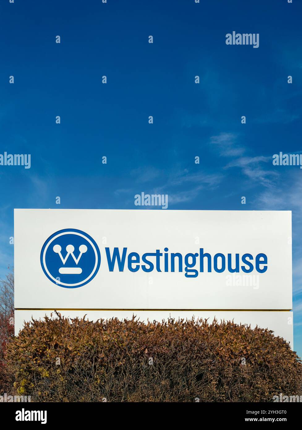 SHOREVIEW, MN, États-Unis - 27 OCTOBRE 2024 : panneau extérieur et logo de marque Westinghouse Electric. Banque D'Images