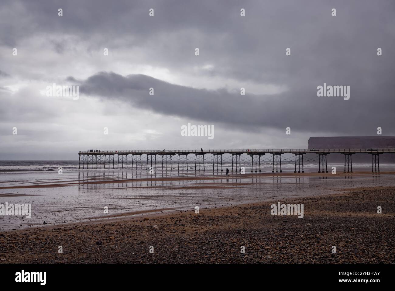 Nuages gris un jour de pluie à côté de la jetée sur Saltburn Sands, Teesside, Angleterre.. Banque D'Images