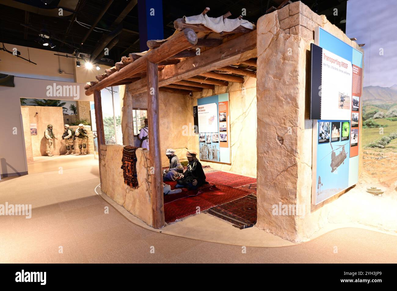 Diorama d'une cabane terroriste taliban afghane au musée aéroporté et des opérations spéciales de l'armée américaine à Fayetteville, Caroline du Nord. Banque D'Images