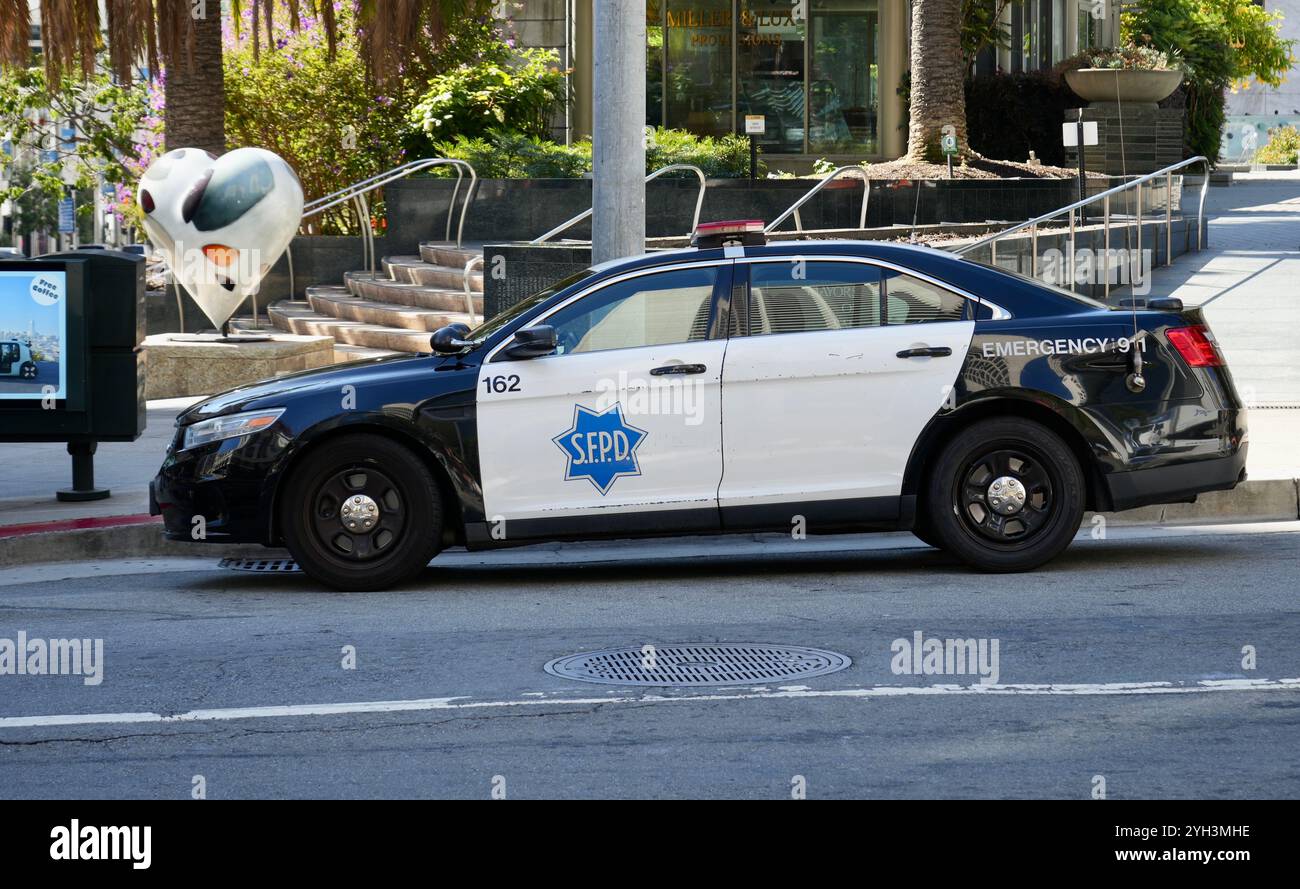 SFPD voiture de police garée dans la rue. Banque D'Images