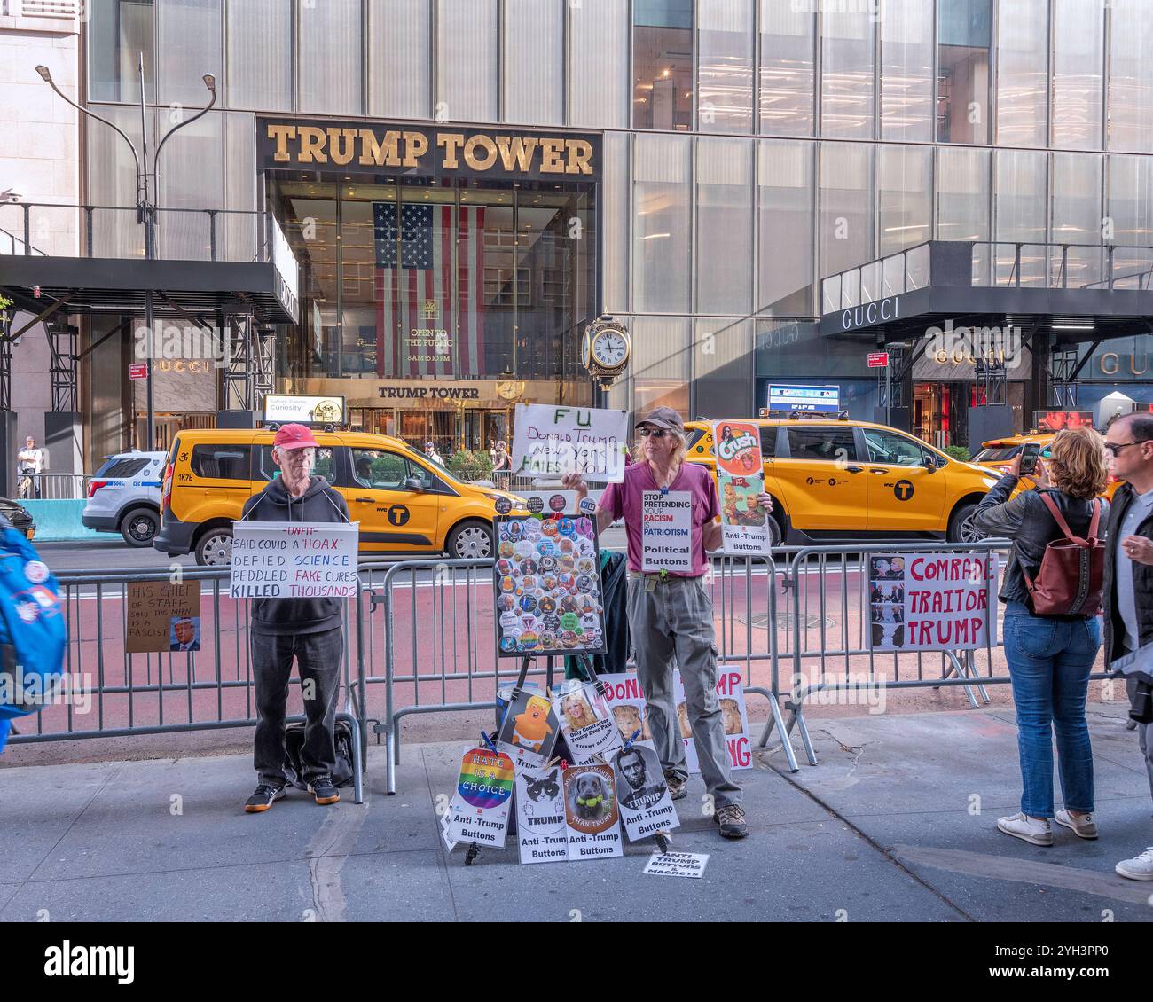 New York, New York, États-Unis – 30 octobre 2024 : les manifestants se tiennent devant le bâtiment Trump Tower sur la Cinquième Avenue de Manhattan à New York, New York, U. Banque D'Images