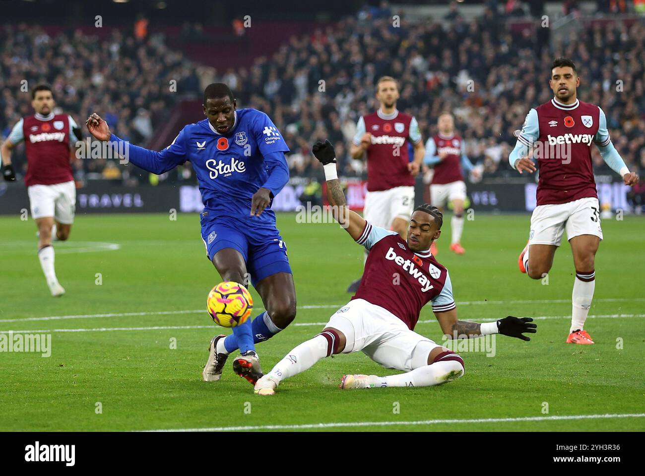 Abdoulaye Doucoure d'Everton tente un tir au but lors du match de premier League au stade de Londres. Date de la photo : samedi 9 novembre 2024. Banque D'Images