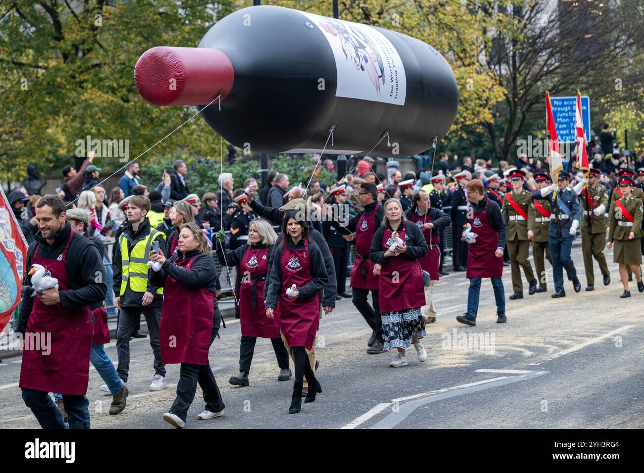 Londres, Royaume-Uni. 9 novembre 2024. Diverses compagnies de livrées dans le Lord Mayor's Show, la plus ancienne et la plus grandiose procession civique du monde datant du début du XIIIe siècle, lorsque le roi Jean a accordé que la ville de Londres pouvait nommer son propre maire. Cette année, Alastair King DL, nouvellement élu, est le 696e lord maire de la ville de Londres et, pendant le Lord Mayor’s Show, fait son chemin de la ville à Westminster lointain pour jurer loyauté envers la Couronne. Credit : Stephen Chung / Alamy Live News Banque D'Images