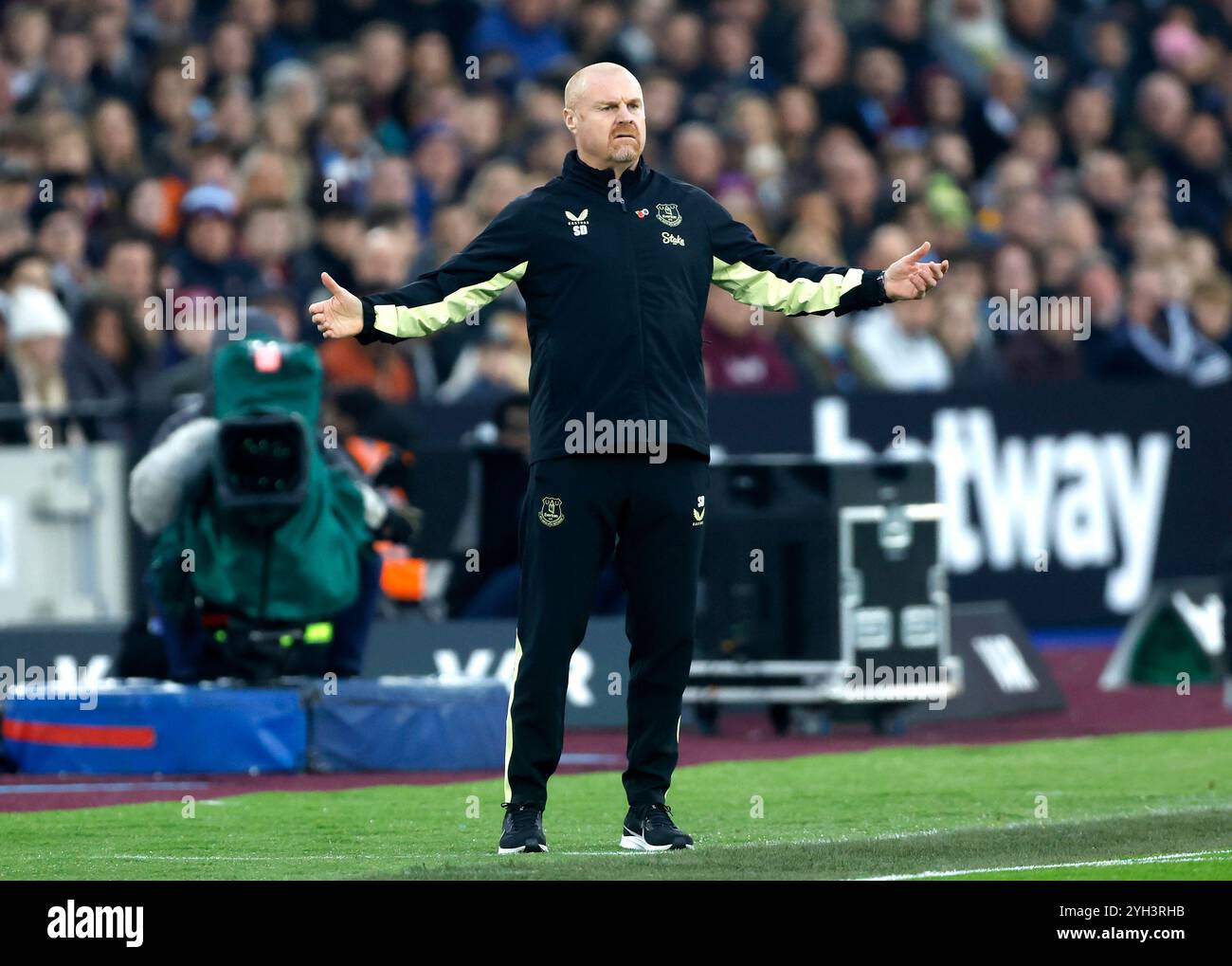 L'entraîneur d'Everton, Sean Dyche, sur la ligne de touche lors du match de premier League au stade de Londres. Date de la photo : samedi 9 novembre 2024. Banque D'Images