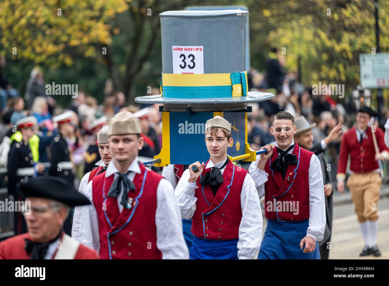 Londres, Royaume-Uni. 9 novembre 2024. Zunft zur Waag de Zurich (Suisse), guilde sœur de la Worshipful Company of Feltmakers, dont Alastair King est membre, dans le Lord Mayor's Show. Cette année, Alastair King DL, nouvellement élu, est le 696e lord maire de la ville de Londres et, pendant le Lord Mayor’s Show, fait son chemin de la ville à Westminster lointain pour jurer loyauté envers la Couronne. Credit : Stephen Chung / Alamy Live News Banque D'Images