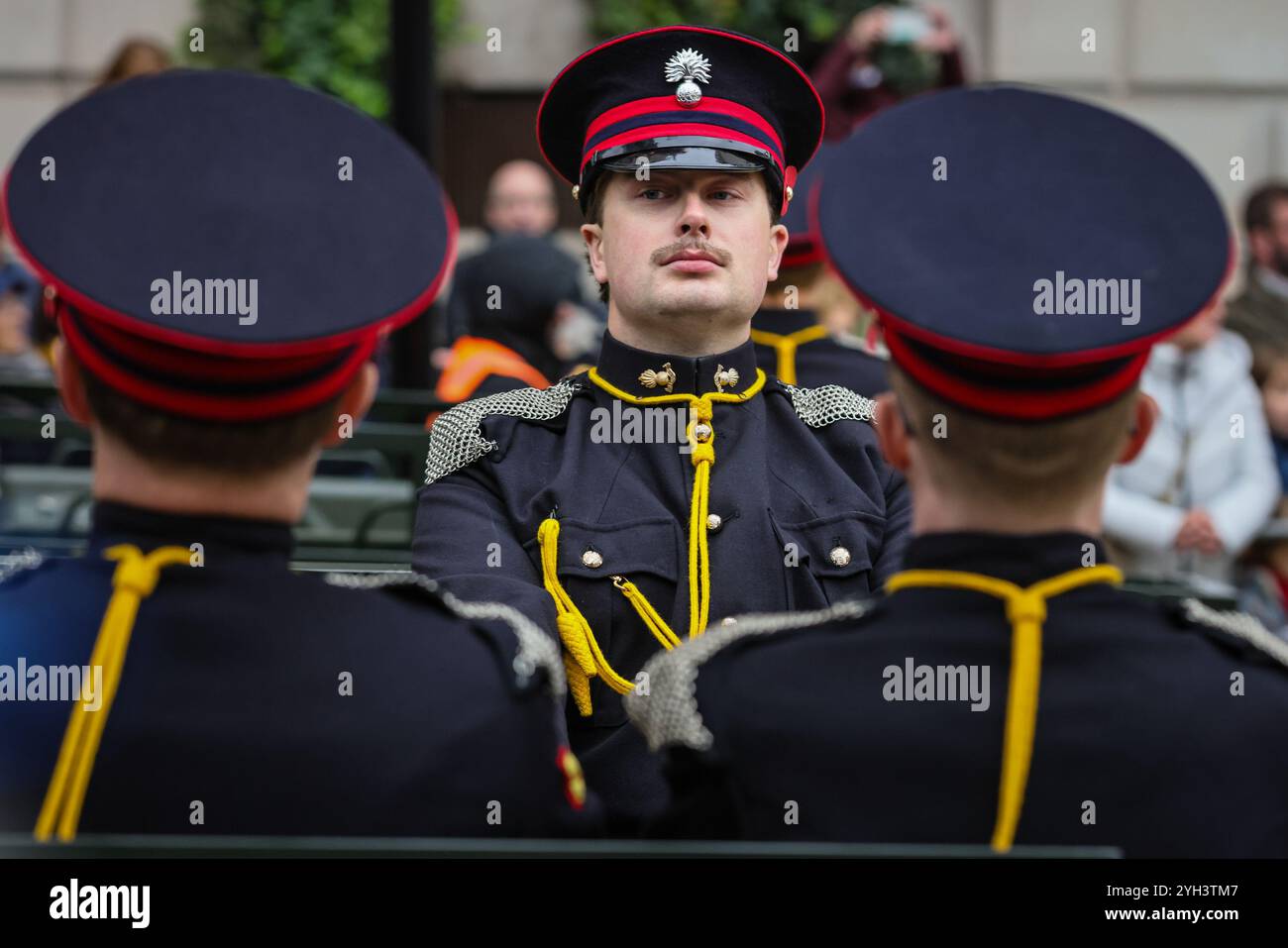 Londres, Royaume-Uni. 09 novembre 2024. Membres de l'honorable compagnie d'artillerie. Le Lord Mayor's Show, une procession colorée qui remonte au XIIIe siècle, part à Mansion House à travers la ville de Londres via St Paul's jusqu'aux cours royales et vice-versa. Plus de 120 chars et de nombreux groupes des Worshipful Companies, des métiers de la ville, des organismes de bienfaisance, des forces armées et autres y participent cette année. Crédit : Imageplotter/Alamy Live News Banque D'Images