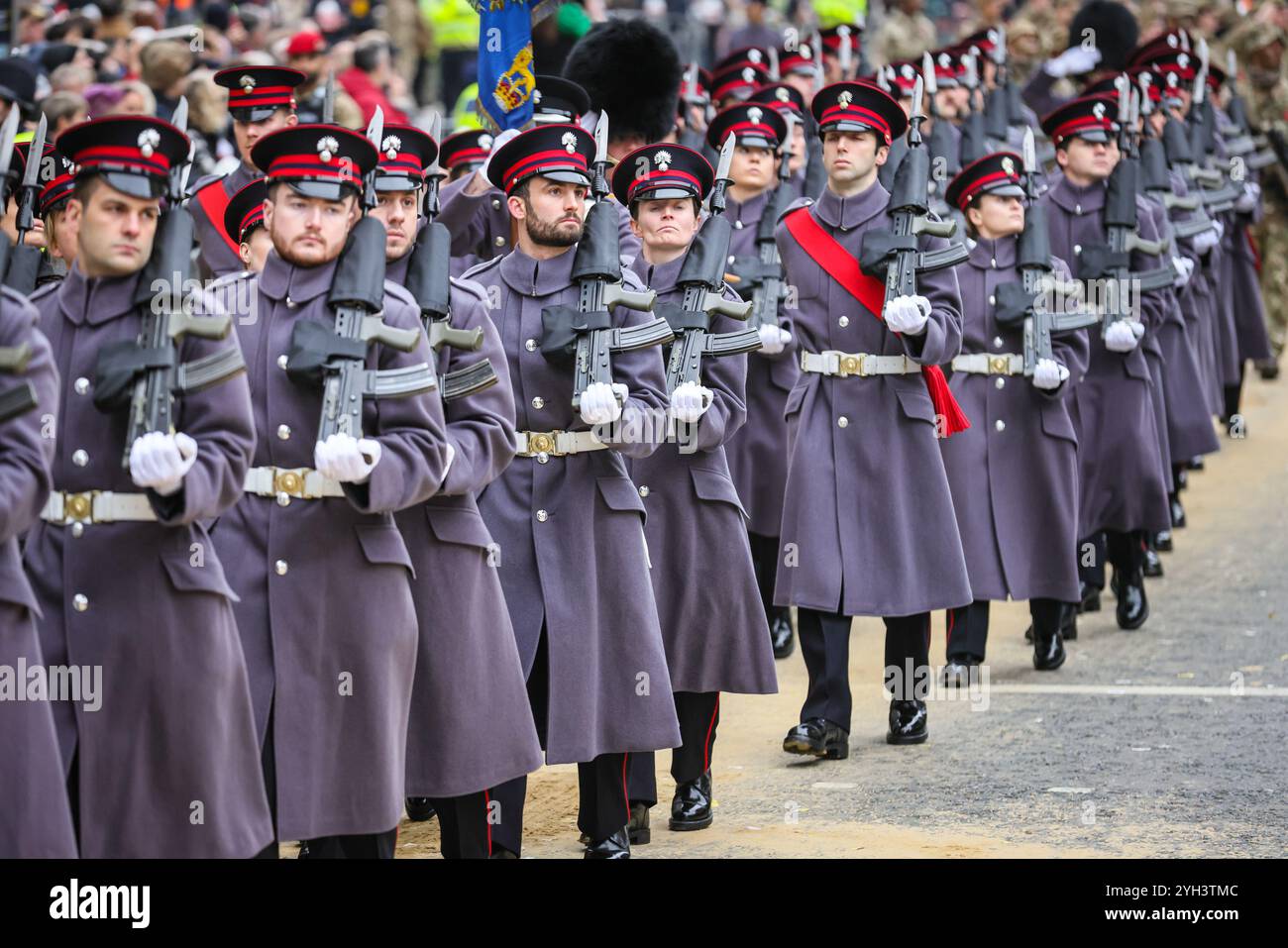 Londres, Royaume-Uni. 09 novembre 2024. Membres de l'honorable compagnie d'artillerie. Le Lord Mayor's Show, une procession colorée qui remonte au XIIIe siècle, part à Mansion House à travers la ville de Londres via St Paul's jusqu'aux cours royales et vice-versa. Plus de 120 chars et de nombreux groupes des Worshipful Companies, des métiers de la ville, des organismes de bienfaisance, des forces armées et autres y participent cette année. Crédit : Imageplotter/Alamy Live News Banque D'Images