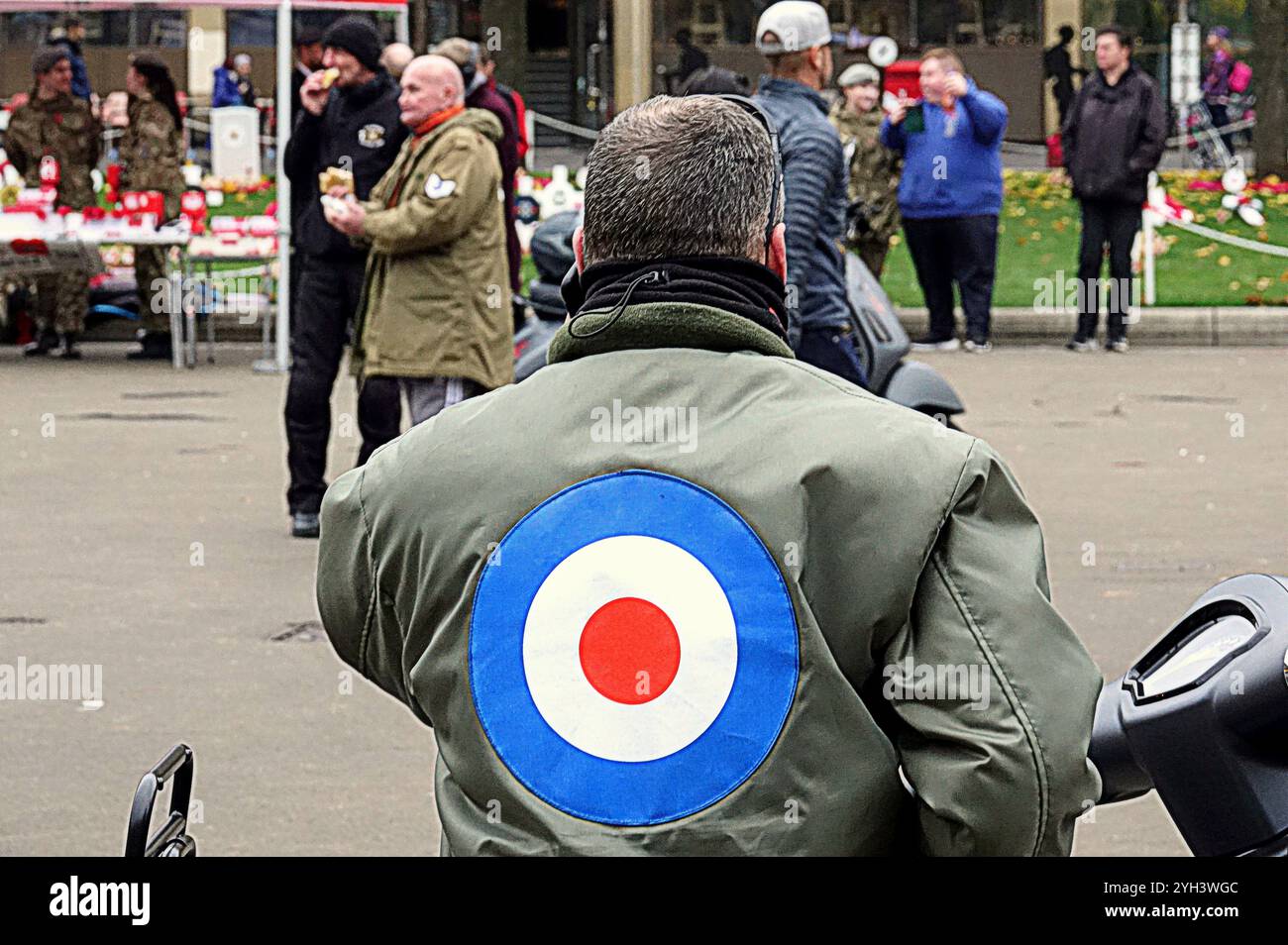 Glasgow, Écosse, Royaume-Uni. 9 novembre 2024. Promenade annuelle en scooter du souvenir de Glasgow organisée par High Numbers Scooter Club. Les clubs de scooter de Glasgow visitent les monuments commémoratifs de la guerre dans toute la ville, se terminant par un hommage au cénotaphe de george Square aujourd'hui. Crédit Gerard Ferry /Alamy Live News Banque D'Images